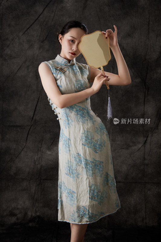穿着中式旗袍的亚洲少女
