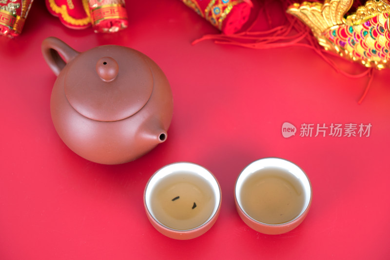 红色背景上的茶具和茶水