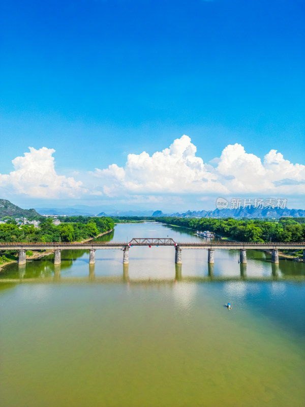 桂林漓江上的铁路桥风光