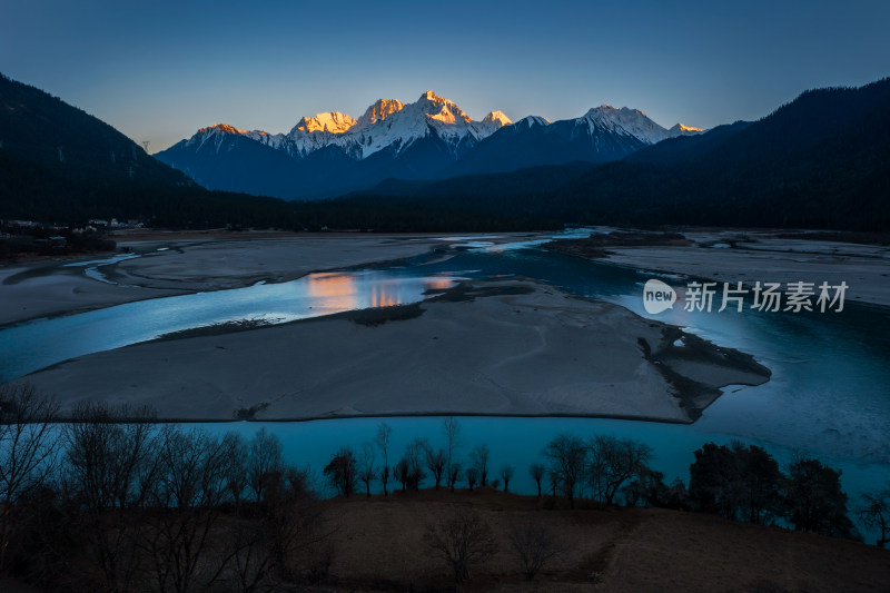 航拍西藏林芝波密古乡河流和雪山