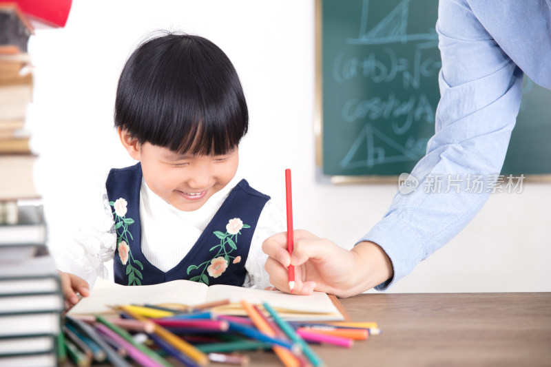 老师给学生辅导作业