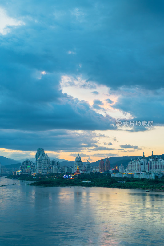 夕阳时分的告庄西双景和澜沧江