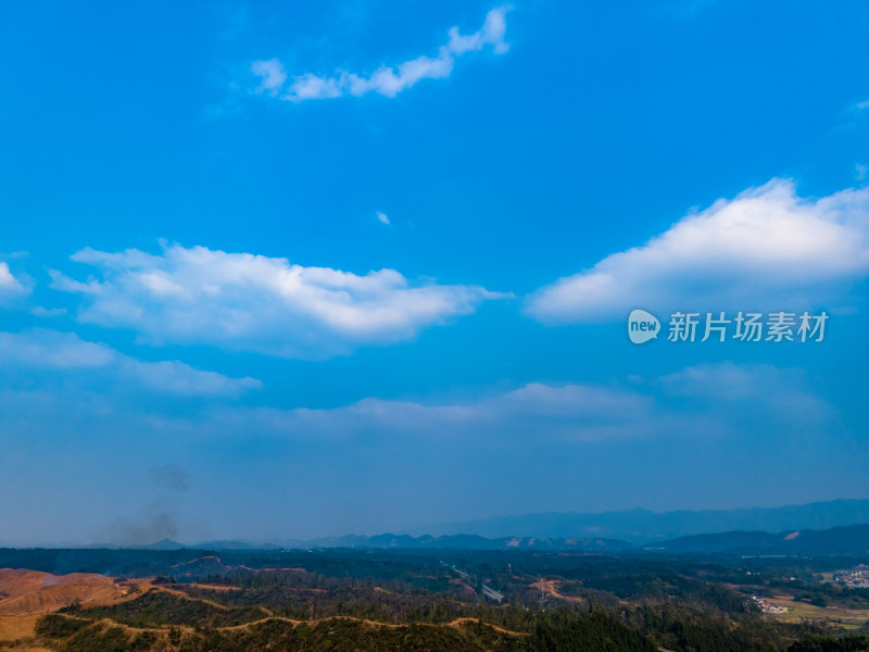 湖南山川丘陵农田乡村蓝天白云航拍图