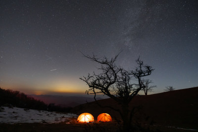 夜晚银河星空下的帐篷露营