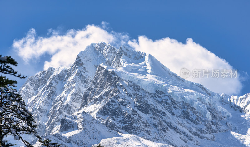 四川甘孜海螺沟景区看到的贡嘎等众多雪山