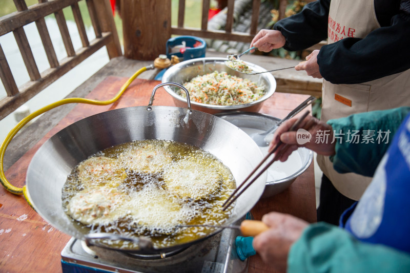 用筷子翻动油炸食物的烹饪过程