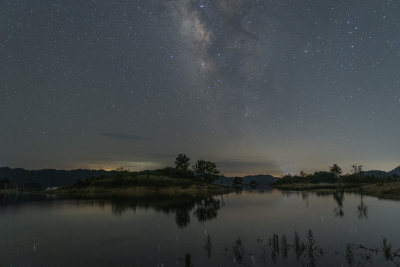 湖畔夜空下的璀璨星河全景