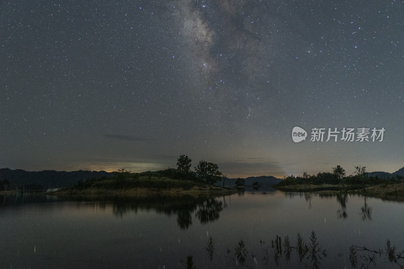 湖畔夜空下的璀璨星河全景