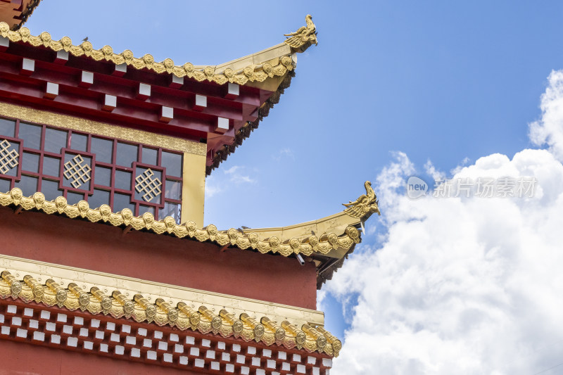 阿坝州松潘县川主寺藏族寺庙金色的屋檐特写