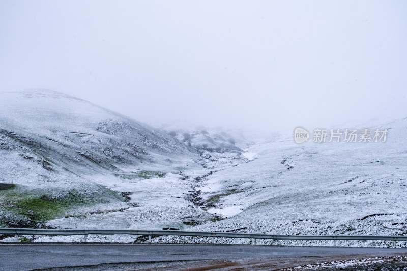 雪中的新疆218国道风光