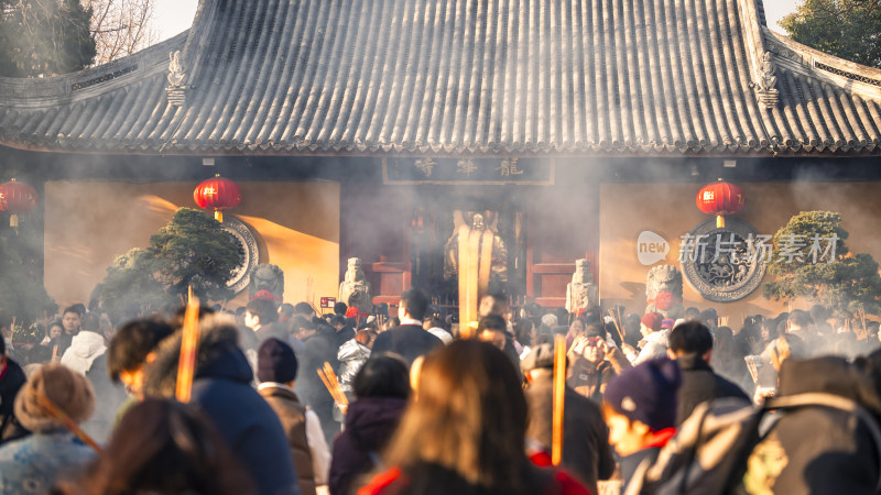 古建筑前人群聚集烟雾缭绕的场景