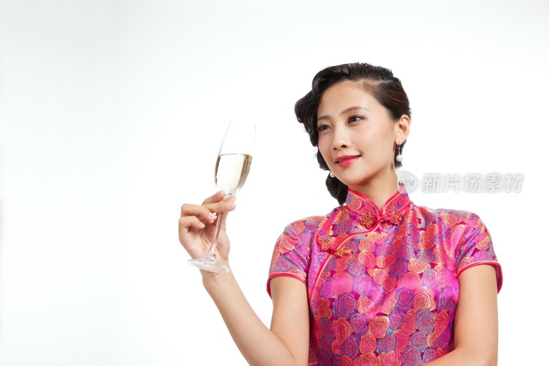 棚拍身穿中国传统服装的年轻女人举杯