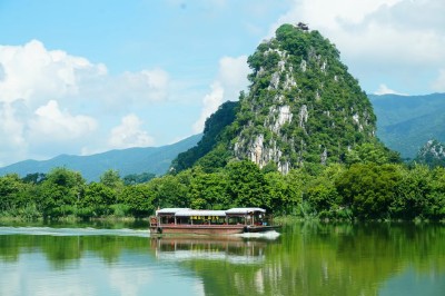 肇庆七星岩的山和湖