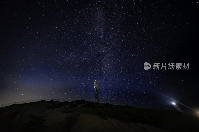 夜空下的信号塔与繁星景观