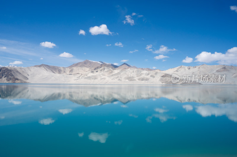 雪山映照下的高原湖泊新疆白沙湖