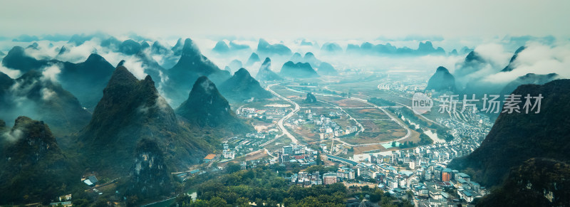 桂林阳朔山峦环绕的城镇全景