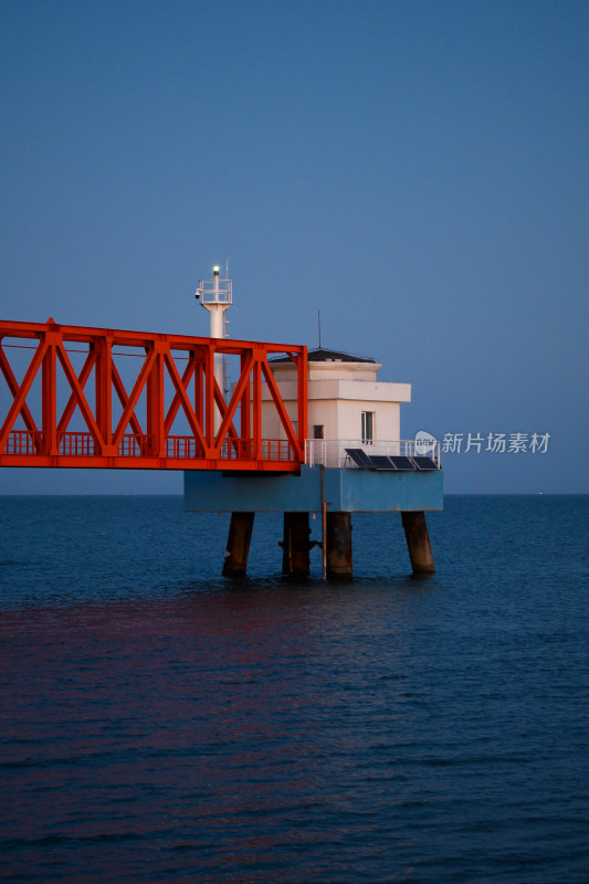 海上红白相间的建筑及桥梁景观