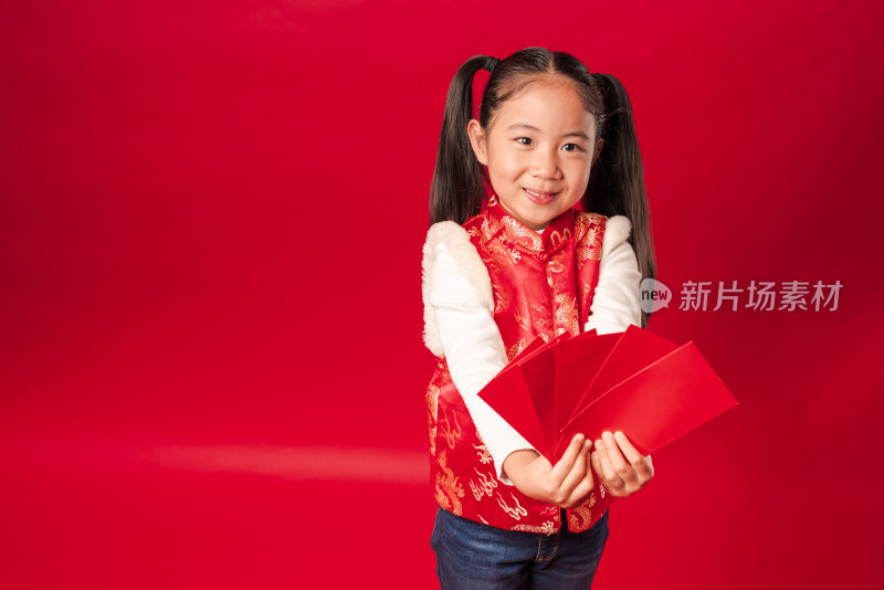 红色背景前拿着多个红包的中国女孩