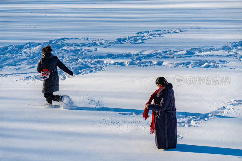 丁香湖公园内人们玩雪橇的欢乐场景