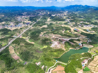 南方丘陵山川农田航拍图