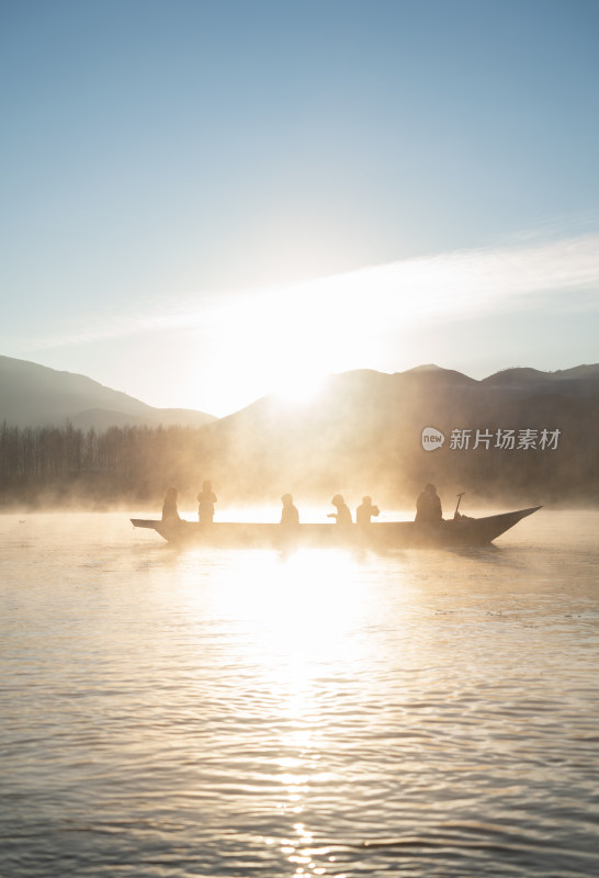 泸沽湖冬天唯美晨雾冬景