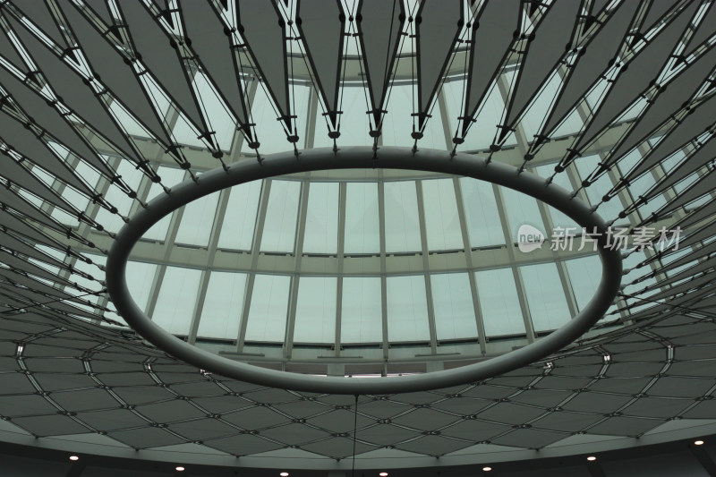 现代建筑玻璃穹顶内部