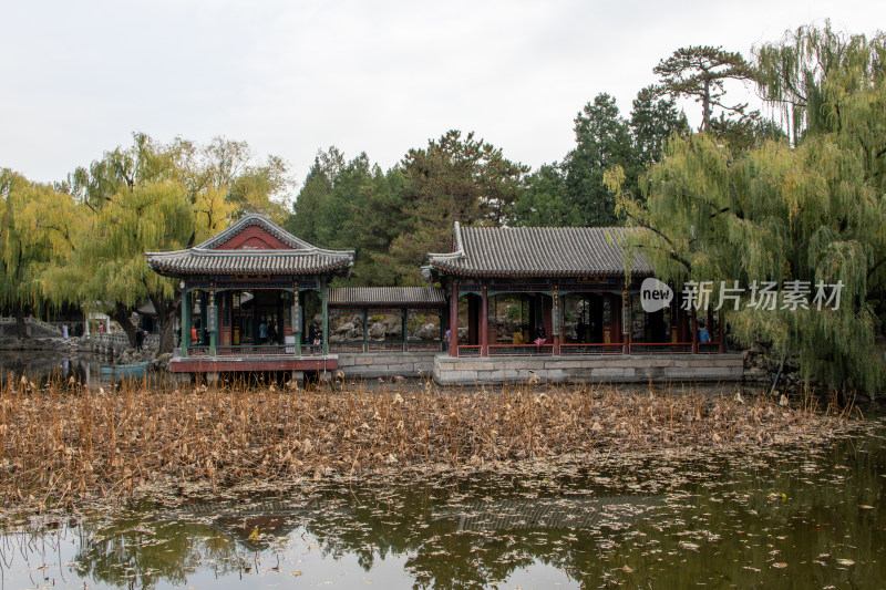 北京颐和园秋日古亭与静谧水景