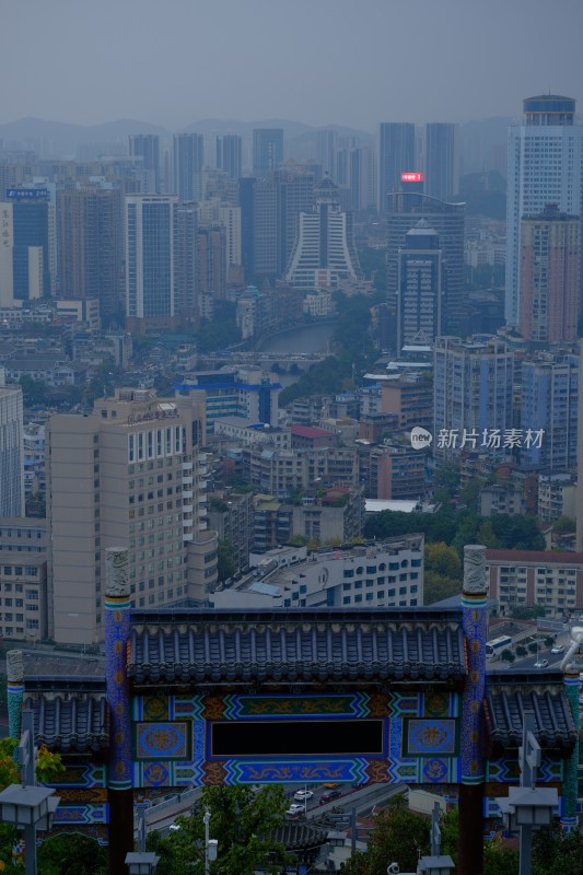 城市古建筑上眺望林立的高楼大厦贵阳