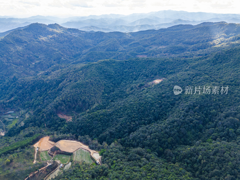 航拍视角下的景迈山山脉自然风光