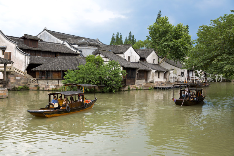 水乡河道游船及古建筑风景