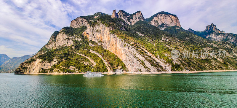 长江三峡游船 神女峰 巫峡 三峡游轮