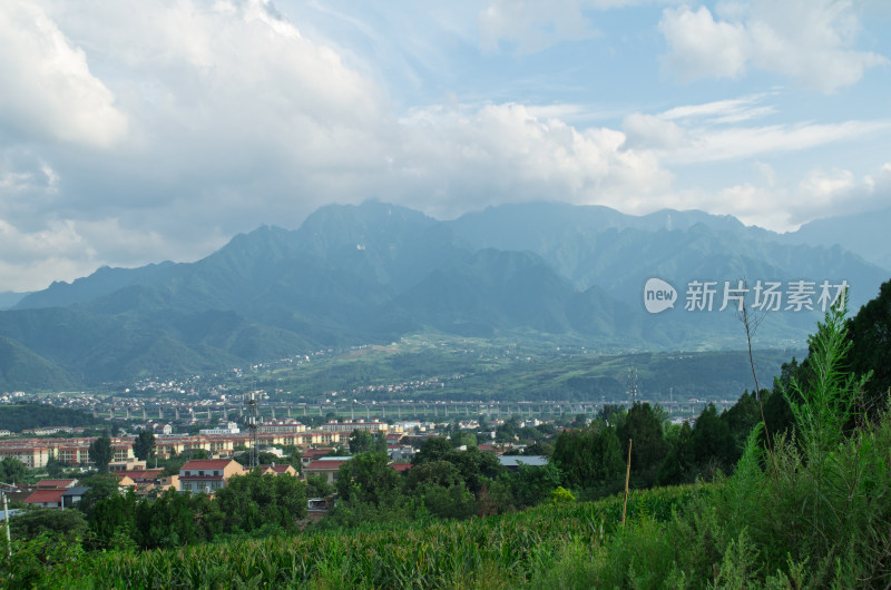 陕西秦岭山脚下村庄与自然景观