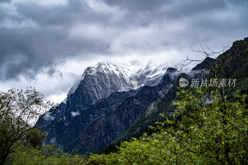 四川阿坝藏族羌族自治州四姑娘雪山风貌