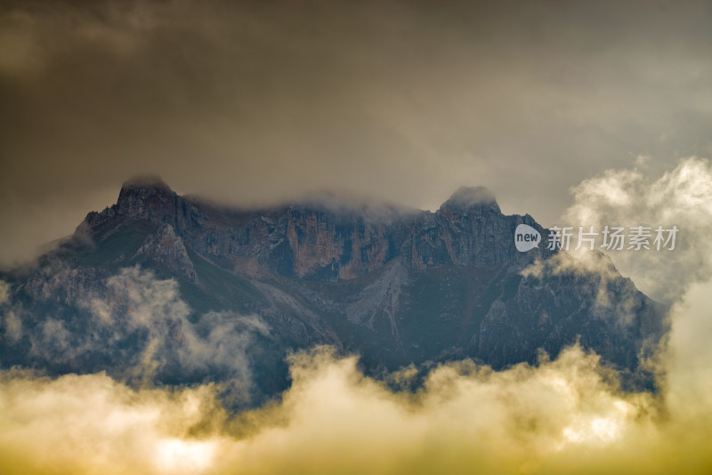 云雾中的森林山峰虎头山