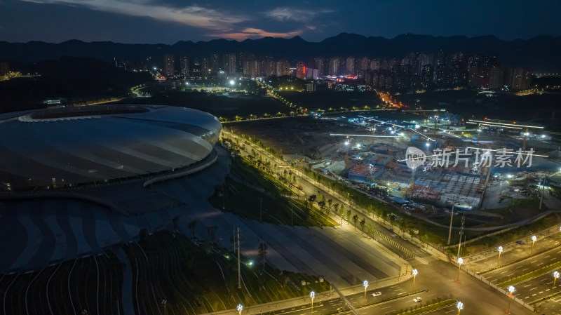 蓝光时刻中的龙兴体育场夜景