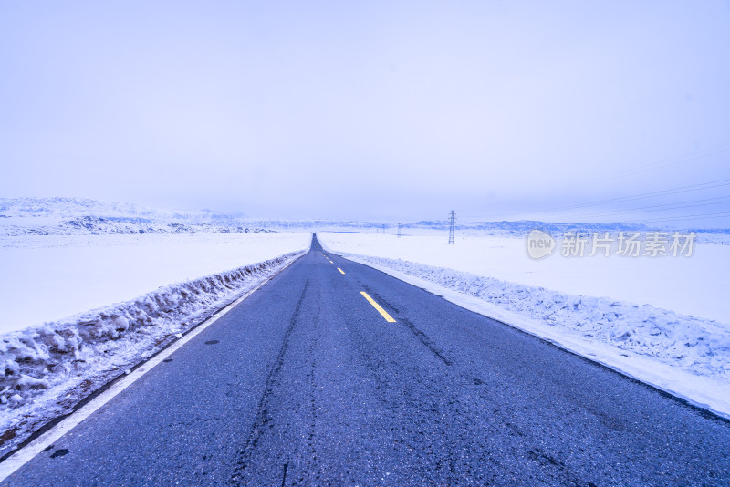 新疆雪地道路