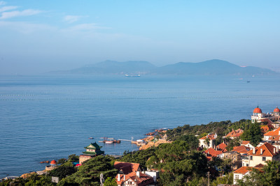 山东青岛小鱼山红瓦绿树碧海蓝天城市景观