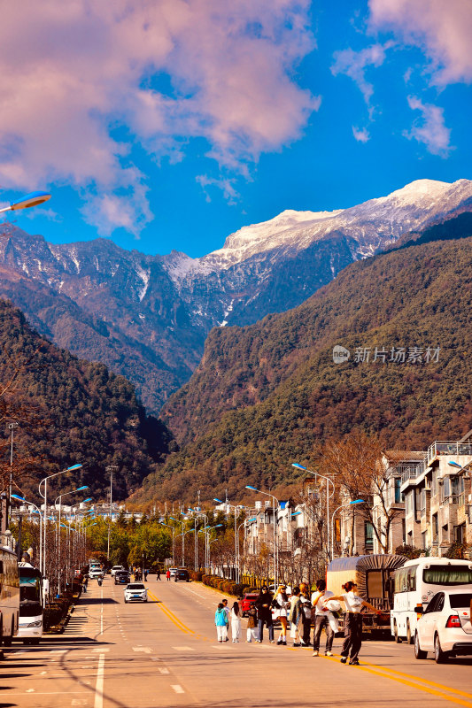 大理苍山雪山下的城镇街道风景