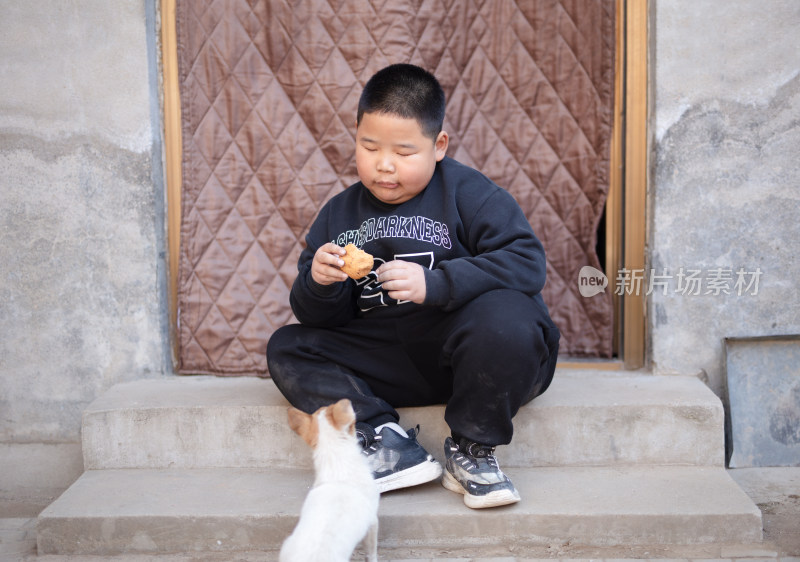 吃东西的小胖子在门前