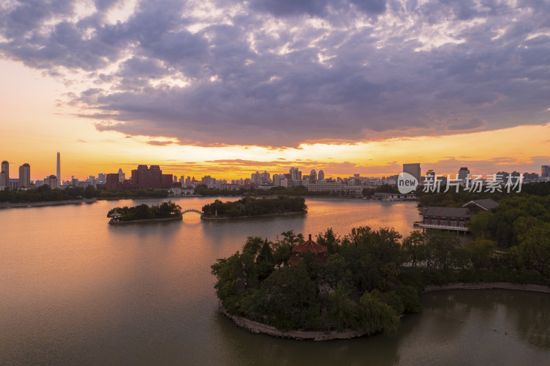 天津天塔湖水上公园景区城市日落晚霞风光