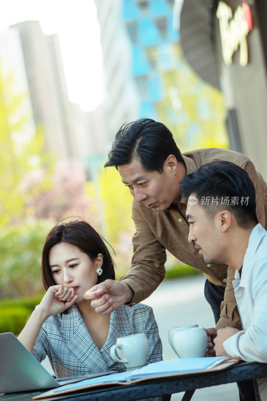 顾客和销售人员在露天咖啡厅