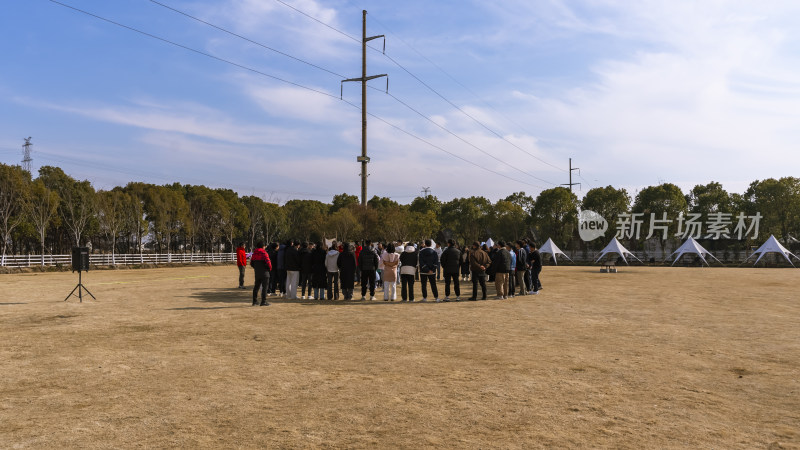 户外空地上聚集的人群