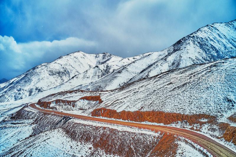 雪山上的公路