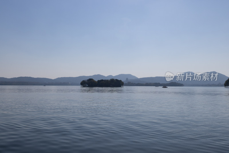 碧空映衬下的中国杭州西湖湖光山色