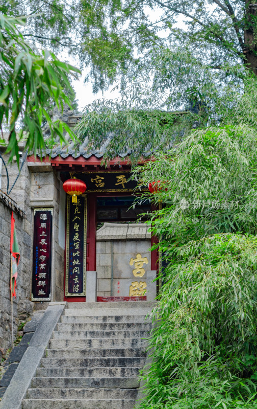 青岛崂山仰口景区，道观太平宫门口环境幽深