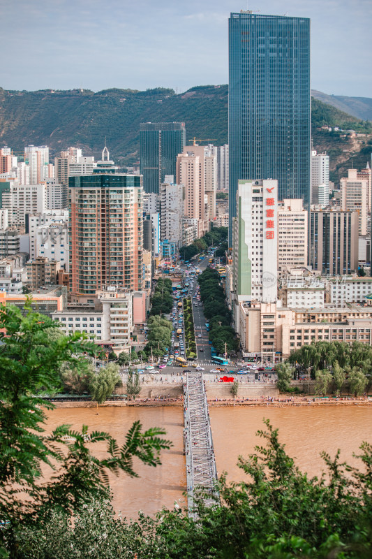 甘肃兰州白塔山，眺望中山桥与黄河两岸风景