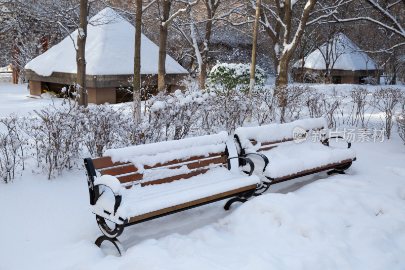 城市小区大雪后的长椅