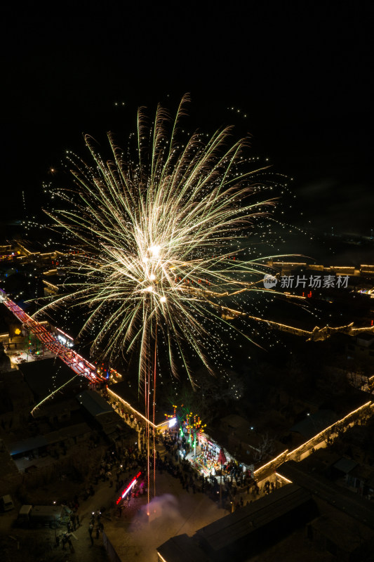 肥城五埠岭，烟花开满天空