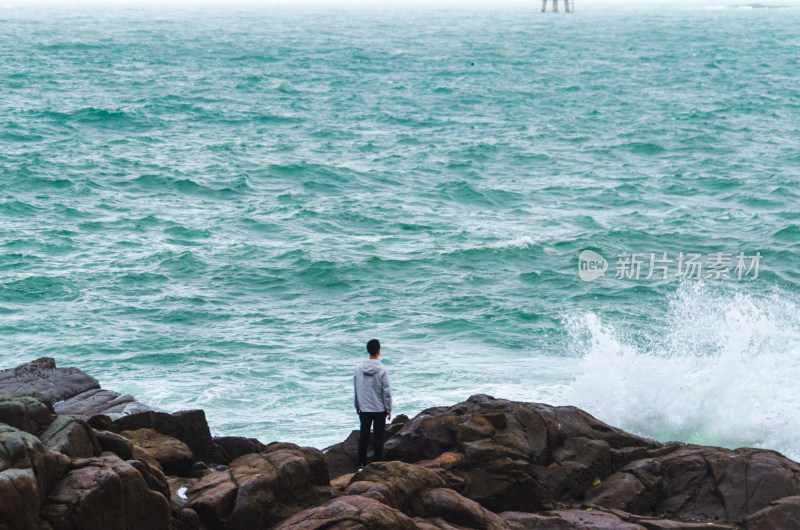 附件平潭岛上，站在大海边拍照