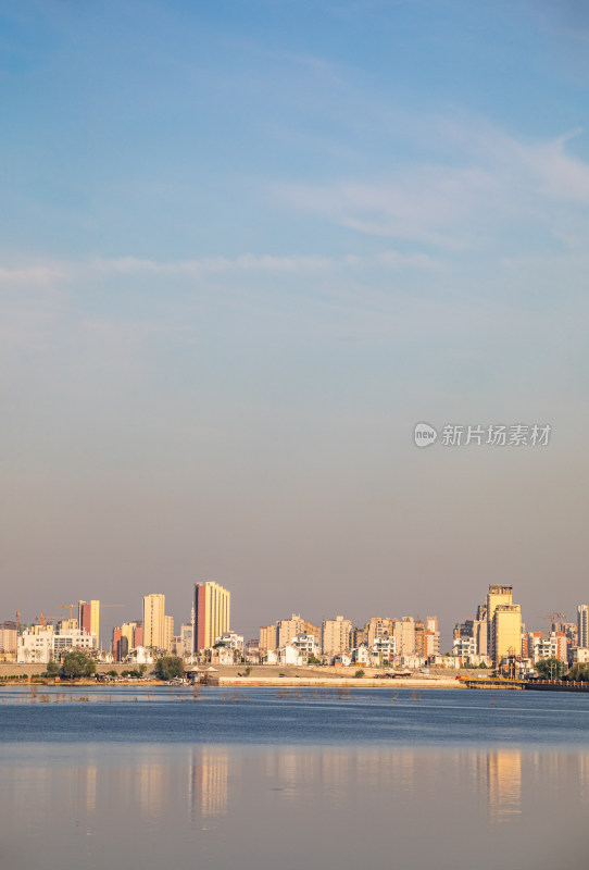 山东济宁邹城孟子湖城市建筑倒影景观